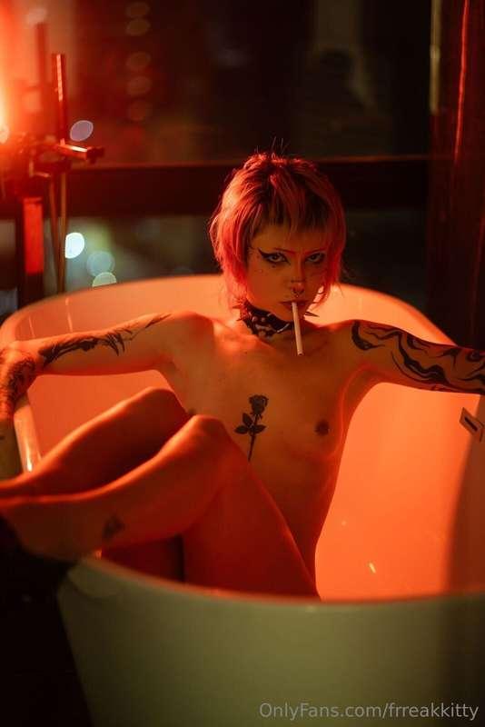 Cigarettes, city lights. Can you join me please?  By @thegui..