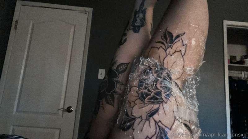 I got a peony on the other leg 🥰