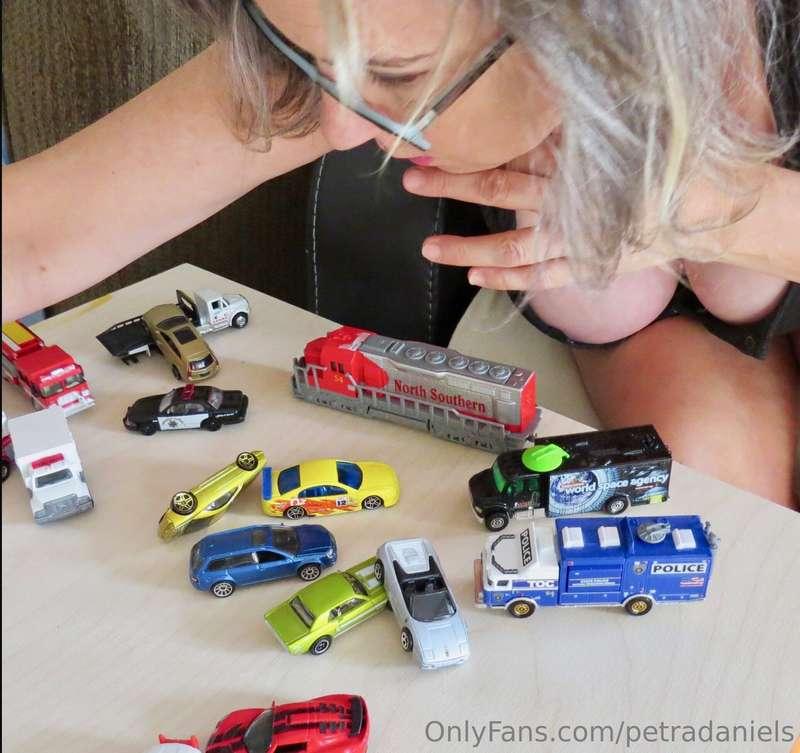 yes i do customs vids: mom son, giantess ,boss, nudes ,no nu..