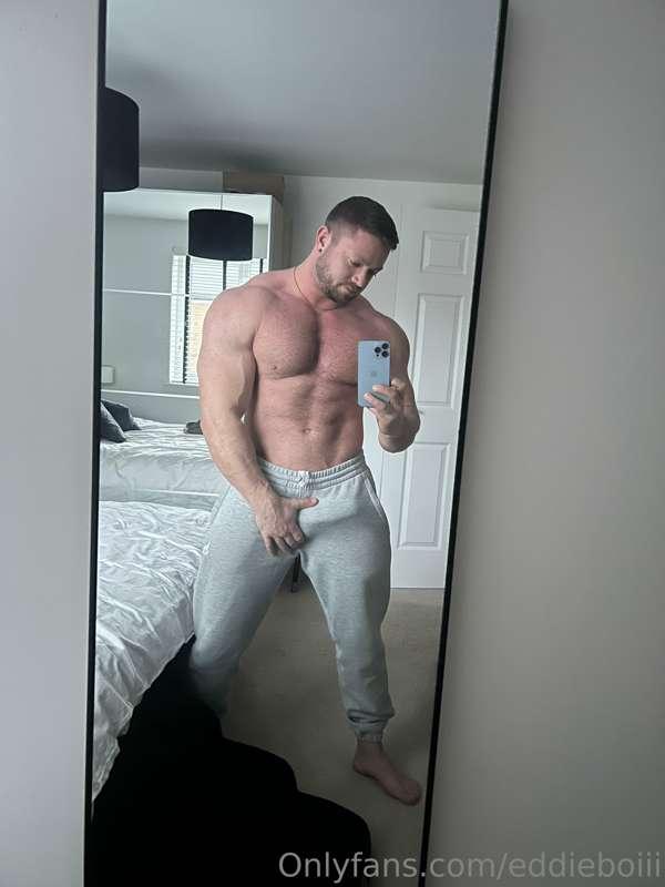 It was a grey joggers kinda day today 😈