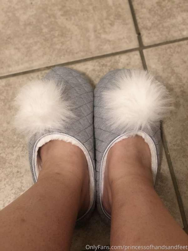 Look at these slippers I got today ! Aren’t they so cute !? ..