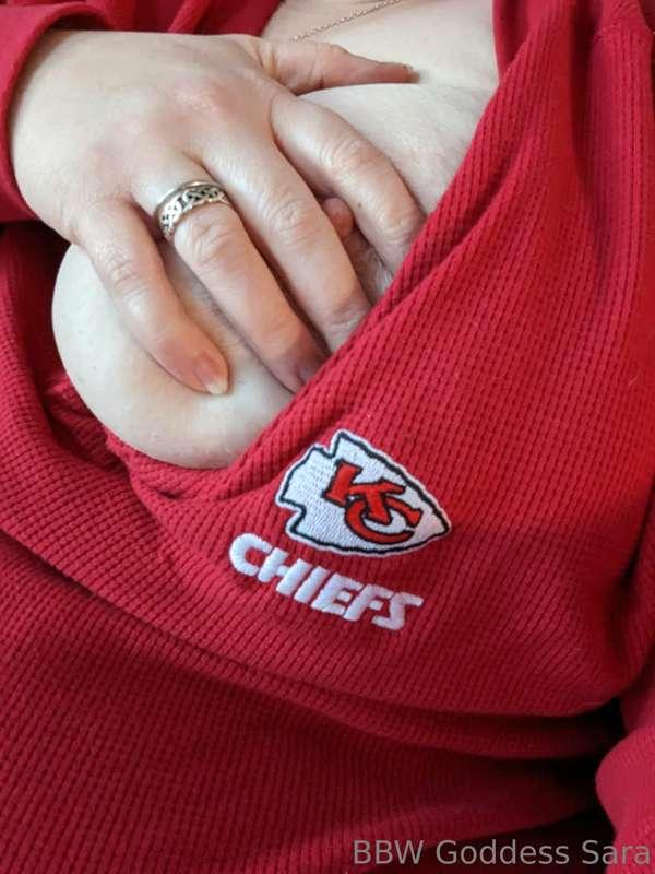Peek-a-boo 🤭 The Chiefs shirt is a paid actor 