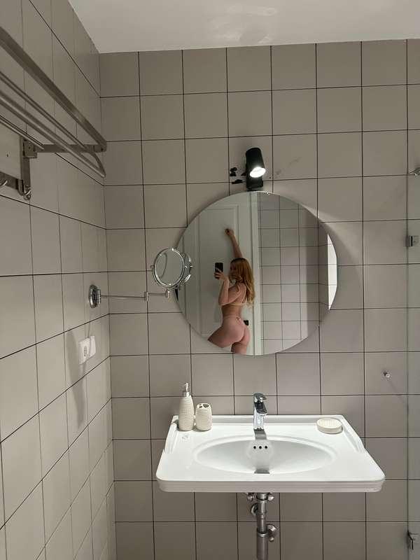 Romantic mood after a shower🫦