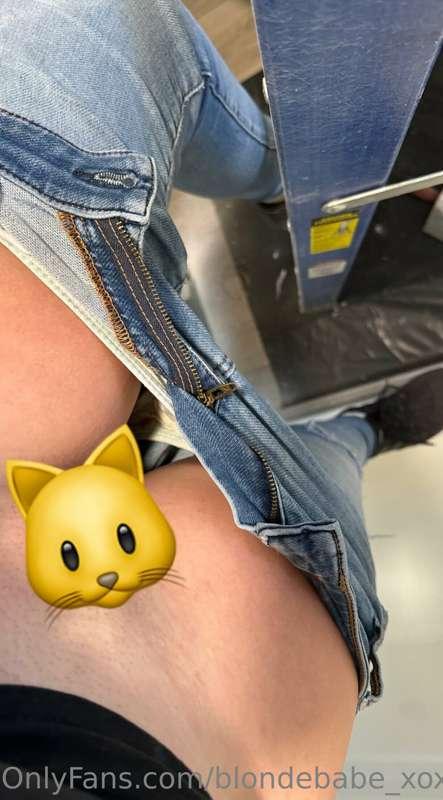 Pussy shot while at work 😮‍💨