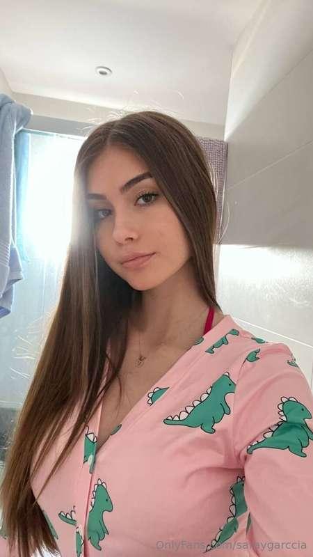 Quieres ver que llevo debajo del pijamita?👀🫣😳  Desbloquea , ..