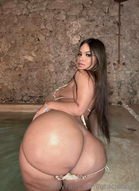 me gustaría que alguien me comiese el culo en la piscina 🍑