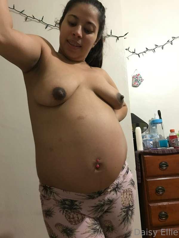 Who Wants to See a Hotwife Get Knocked Up? 😏
We need to see ..