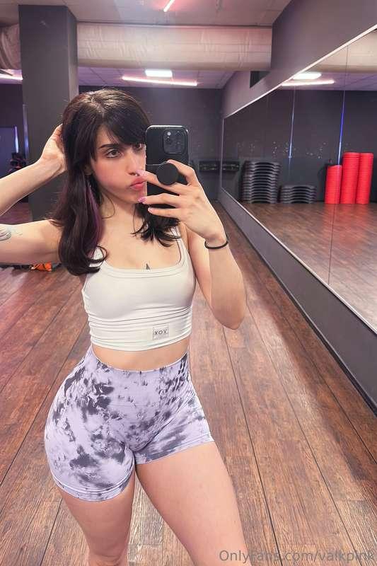 I got these new cute gym clothes a few days ago! 😍 How do I ..