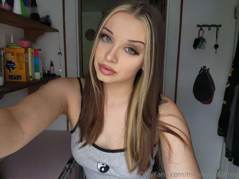 Wanna see this face covered in cum? Sub to my vip page @mila..