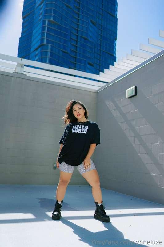 Big shirt and messy hair, gotta have one laid back day. 🌸👕