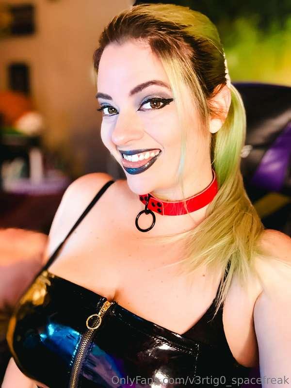 Smokey eyes, collars, and latex are for Friday nights c;