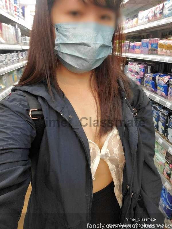 Go to the store on holiday and secretly take a selfie~

假日逛賣場,偷偷自拍一下~