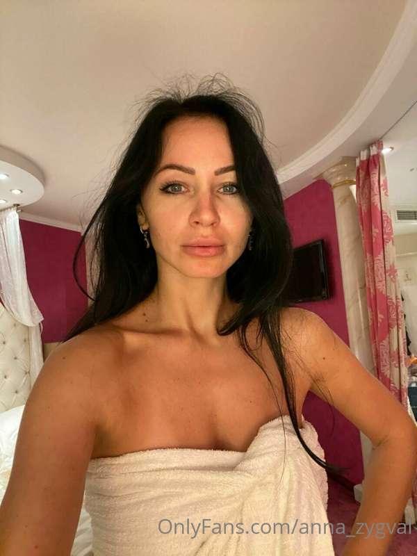 Or maybe the photo would look better without a towel? 🔥 🔥

F..