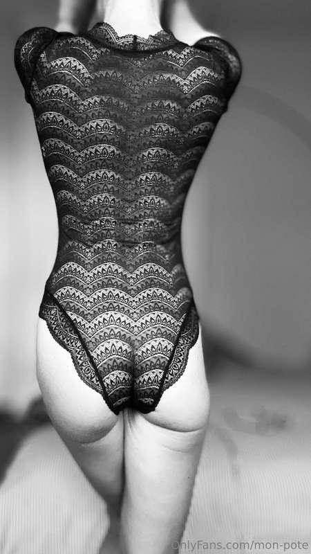 Love a little lace.. love a little black and white.Mon🤍