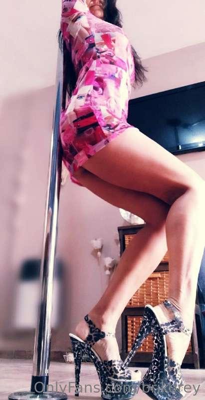 Look how I love my pole... I love to dance on it😍🌺🌺🎠💖✨✨