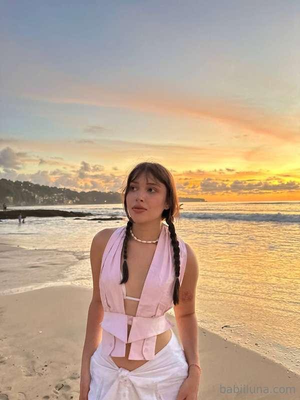 The sunset is behind you and there are a million sunrises ah..