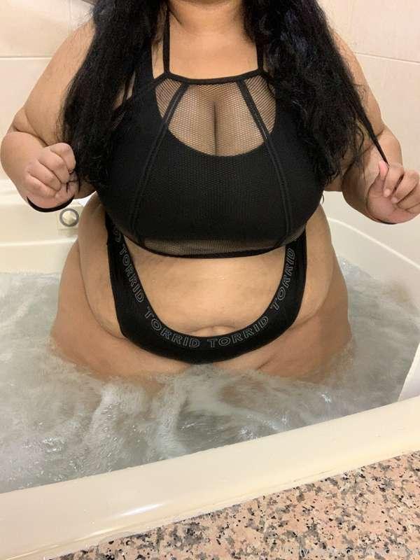 Big mommy milkers 🥰💦🖤💋🌙