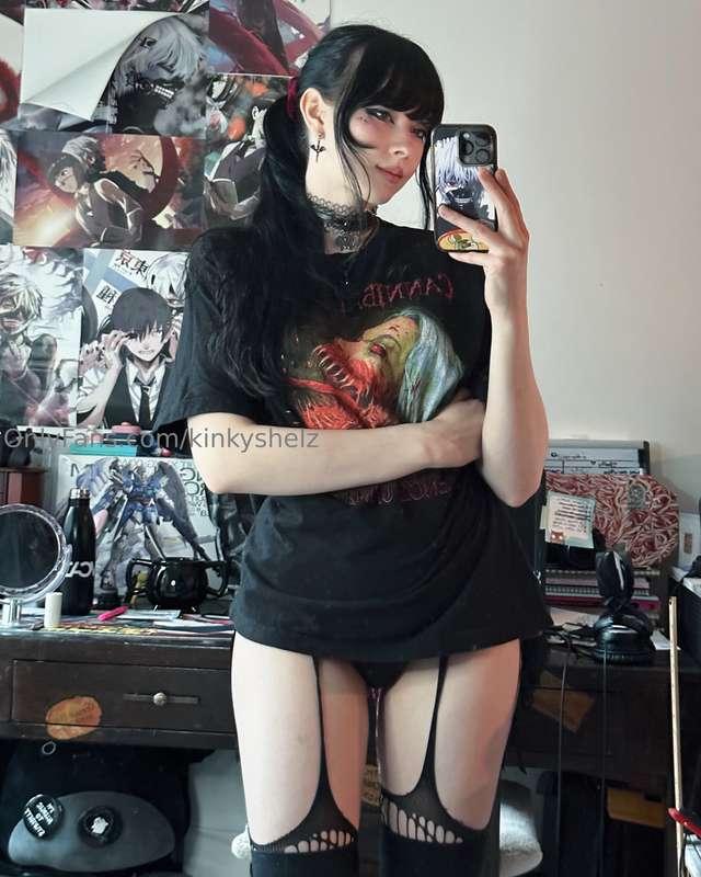 Large tshirt and no pants… a midnight snack 😌💕