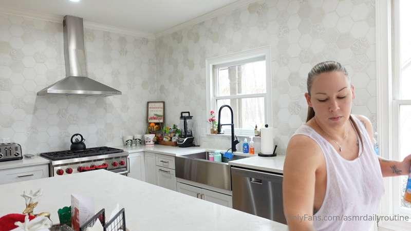 i love cleaning my kitchen
=====================