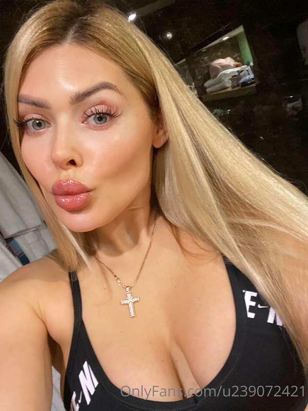 Kiss me in a comment and I will give u back something 😈😋