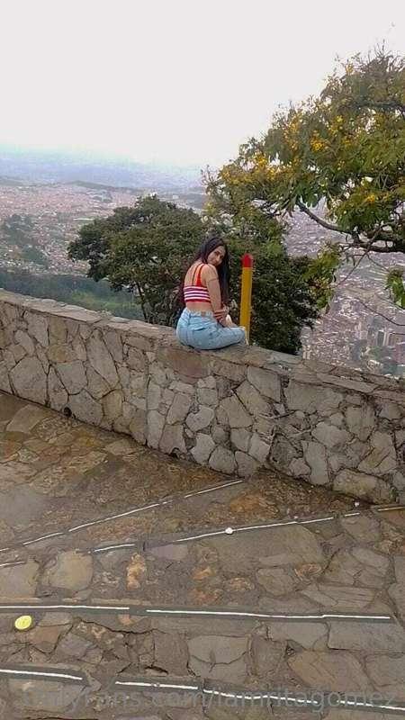 Sit next to me babe 💗