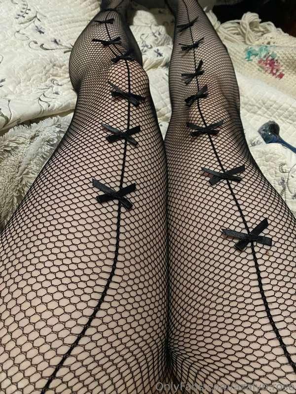 goth mommy thighs 🥵