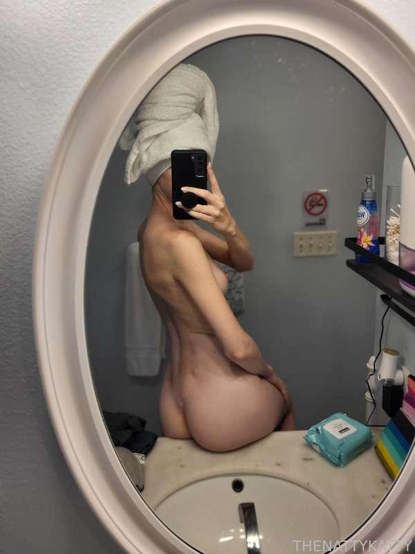 Nudes look better in someone else's mirror 🪞 