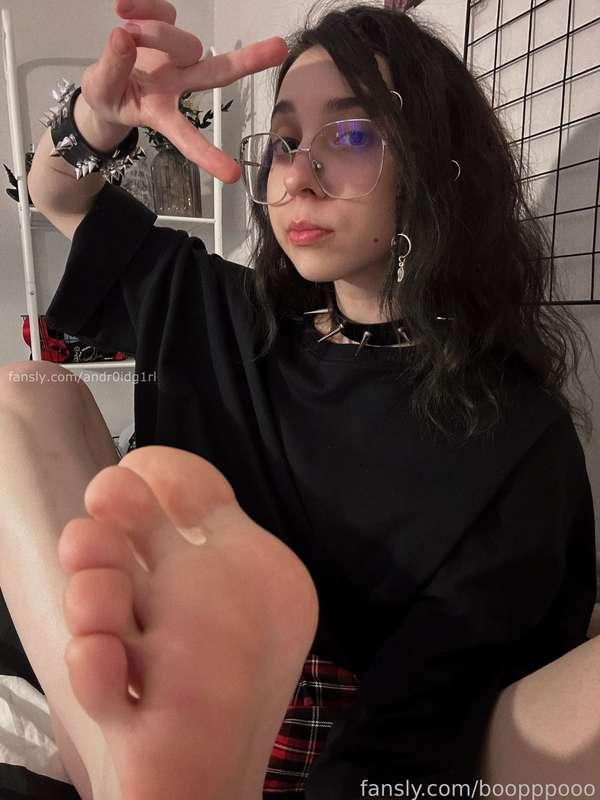 Cute? &gt;&lt;

#fyp #feet #footfetish  #barefeet #cutie #glasses #toes #naturalgirl #teenager #goth