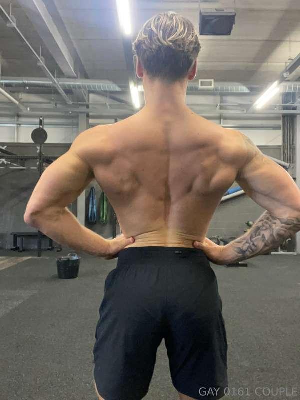 Getting my pump on on the gym 😈 muscle worship anyone? 😏