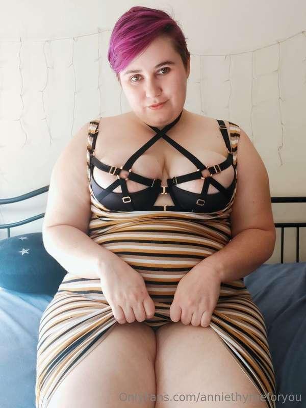 Bet you'd like to see the matching panties, wouldn't you? 