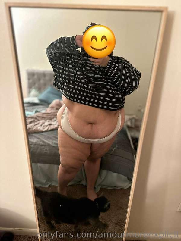 Nini 😴 ~my kitty photobombing Also these ripped panties are ..