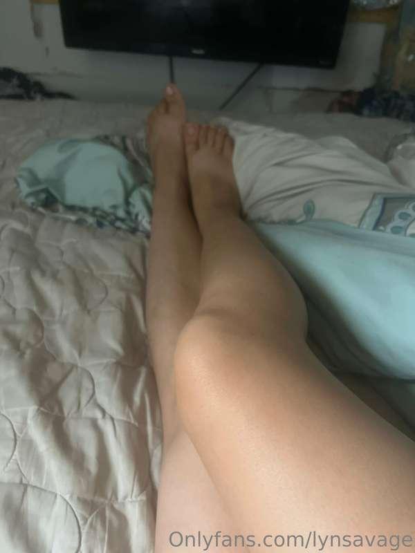 Come play with my feet and worship them … 😜😜😛🤪❤️ help me rea..