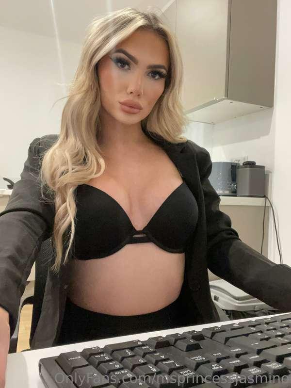 Sexy secretary 😍❤️