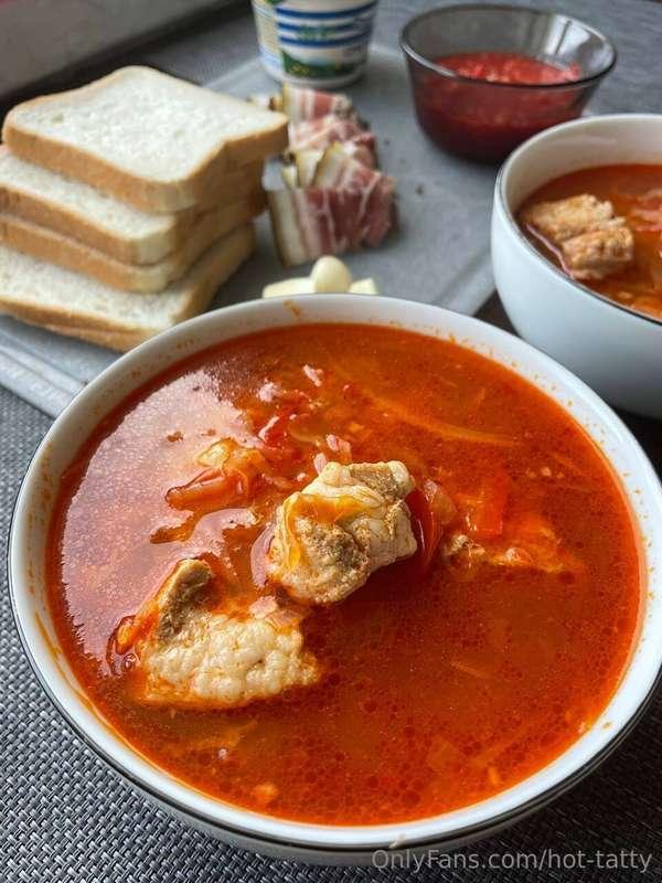 The national dish of Ukraine, borscht and meat😍, tastier tha..