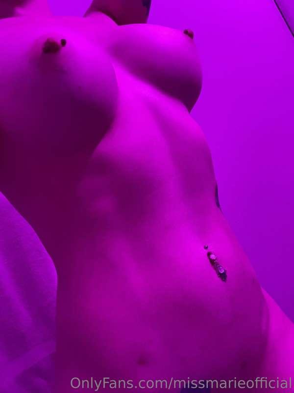 This lighting makes me horny 😈🙈 such a mood