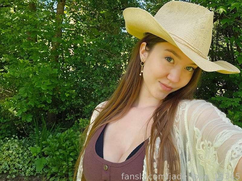 I heard you need a kinky cowgirl in your life 🤠

#kinky #cowgirl #countrygirl #american #cute #selfie #sexy #mommy #hotmom #fyp #milf #girlnextdoor #outdoors #outdoor #outside #public #sfw #clothed #brunette 