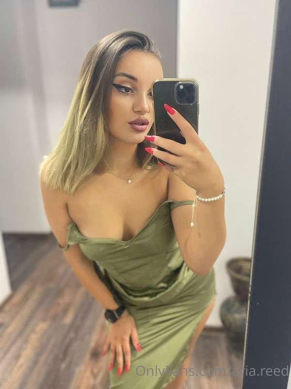 Would you lift up this dress for me ? 😏