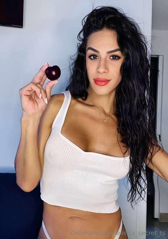 idkl what this round fruit is, but it’s juicy af 💦 kinda lik..