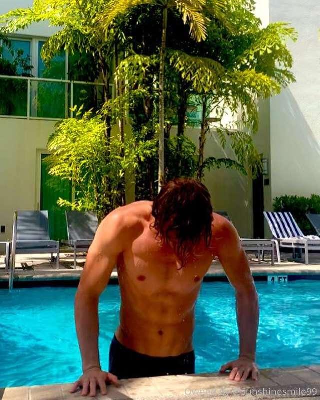 Having fun in the pool 🏊‍♀️ 💦🥰