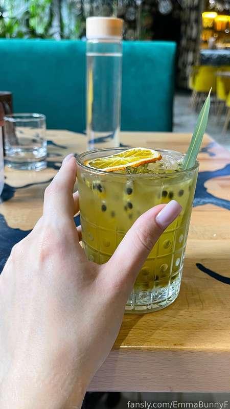 Drinking a delicious and refreshing beverage today 😉

#life #deverage  #drink #fresh #mylife #finger
