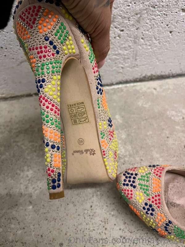 Gibt es jemand unter euch, der ein paar meiner Heels kaufen ..