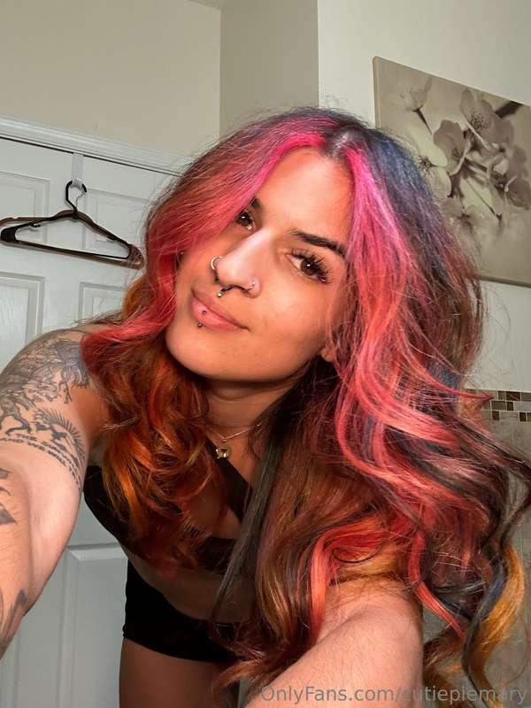 Do you like my new hair 💕🧡 keep swiping for nudes :p