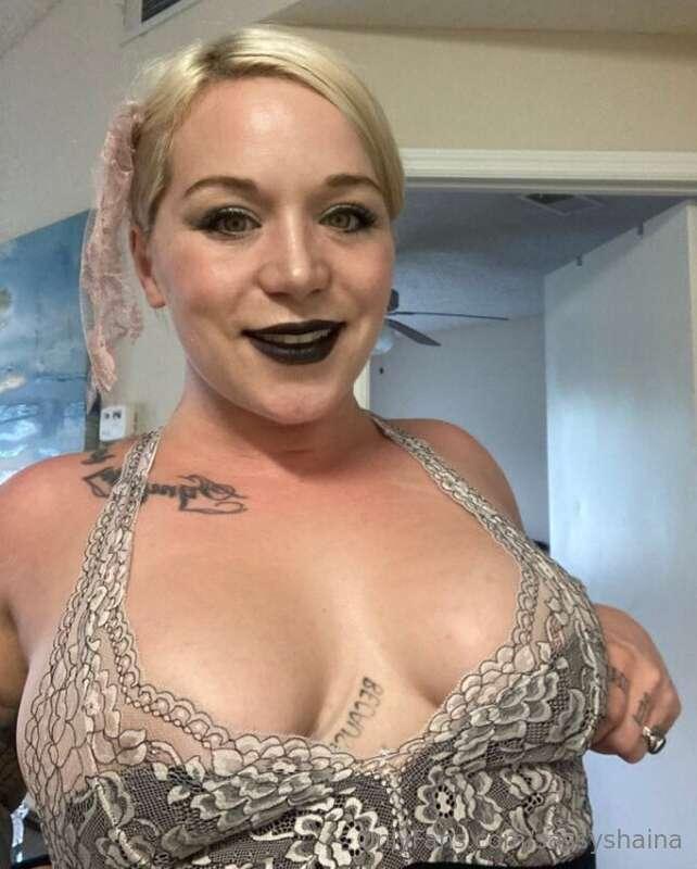 More boobs, having a goth day with my black lipstick 💄.