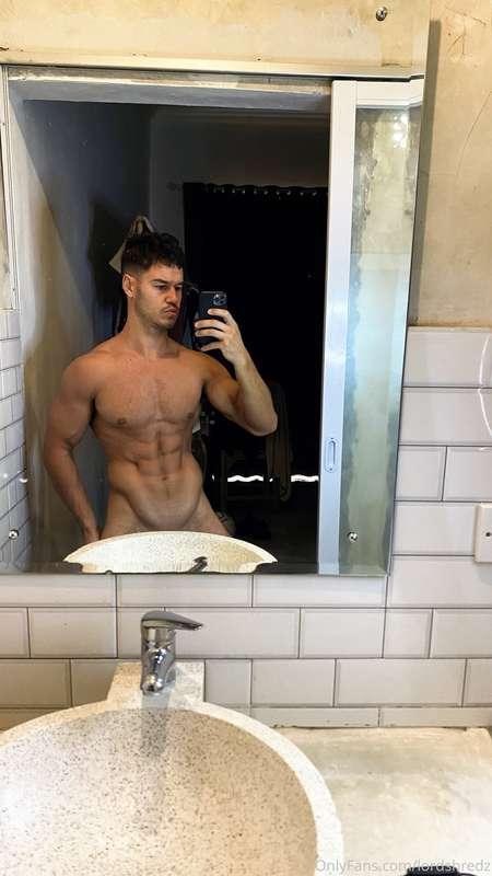 Can’t beat a mirror picture of this shredded god physique 💪 ..