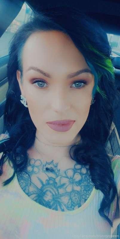 Tranny queen got new hair... that means new videos and pics!