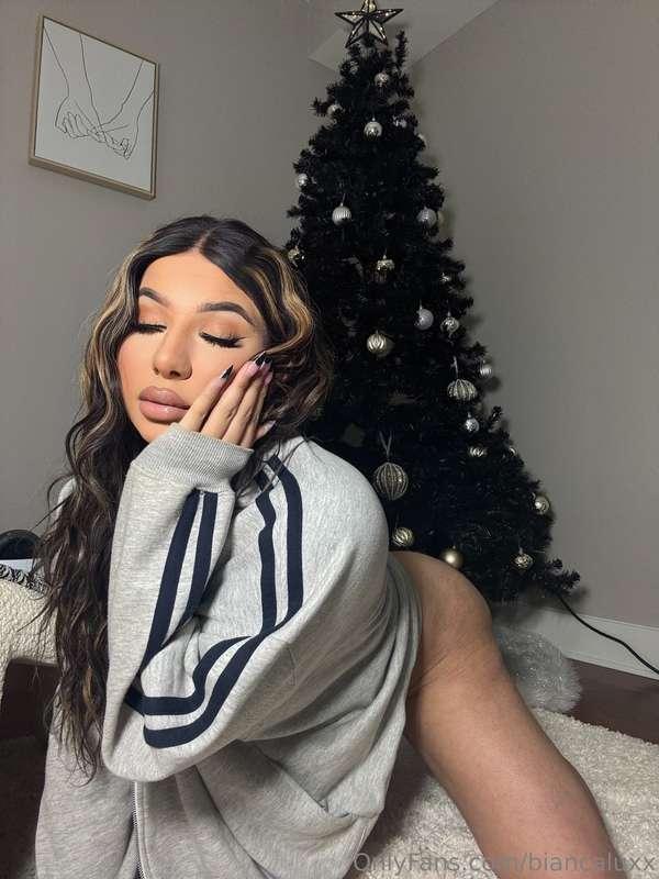 Can I be the christmas present under your tree? 🙈🎁