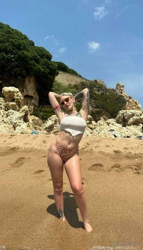 *Beach Babe* 🌊