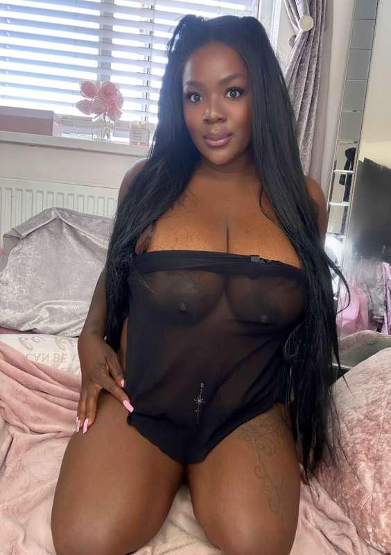 Can you see my nip nips? 🤭

***Tap like when you spot them**..