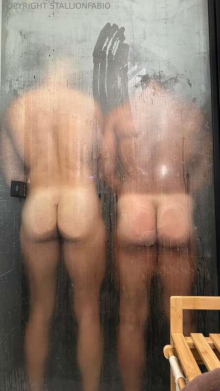 Sauras-tu deviner qui se cache avec moi dans la douche ? 😱🤯😮..
