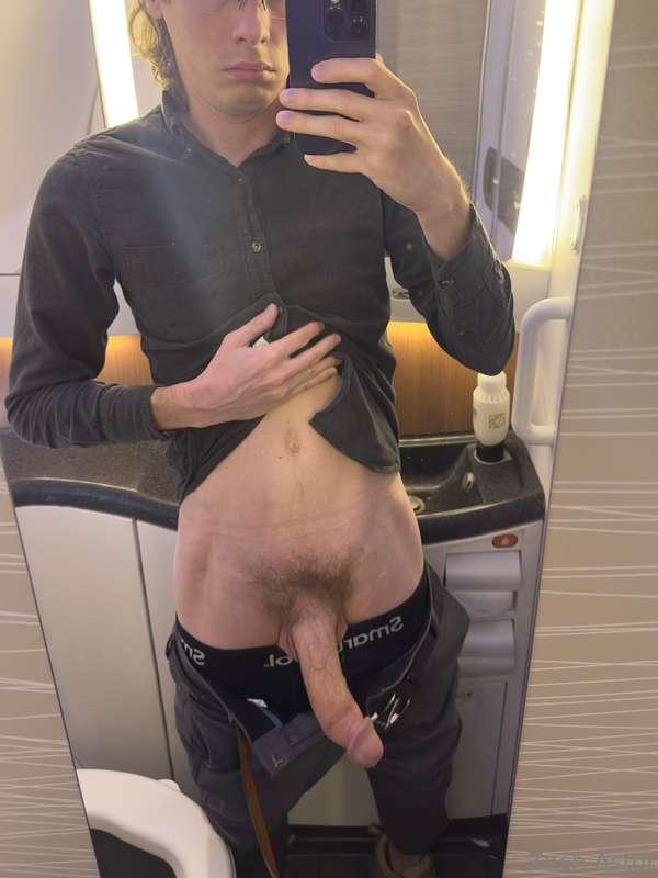 Imagine this being next to you the whole flight 😳